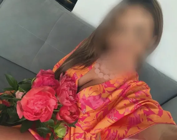 Manuela, 35