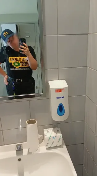 Nicole, 24